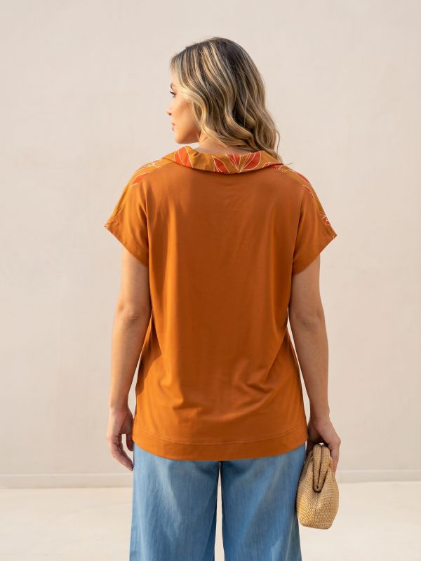 טישרט עם צוורון מודפסת
