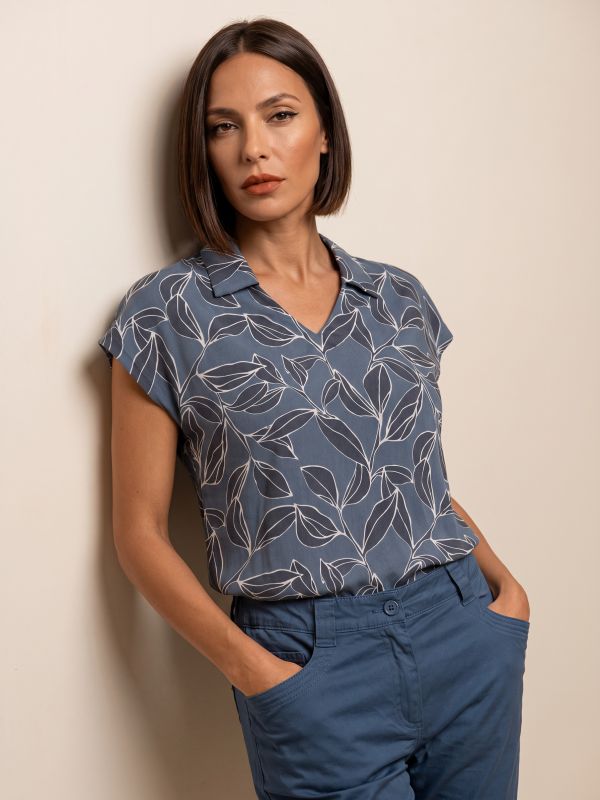 טישרט עם צוורון מודפסת