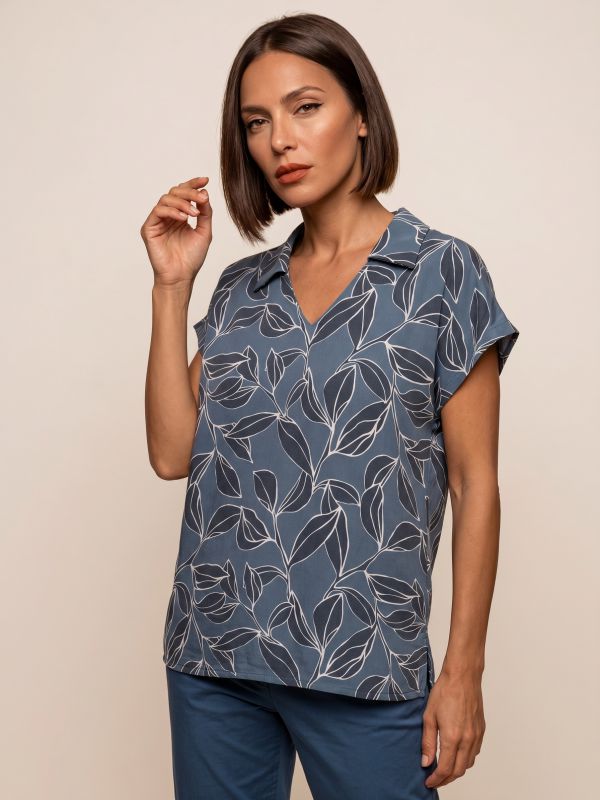 טישרט עם צוורון מודפסת