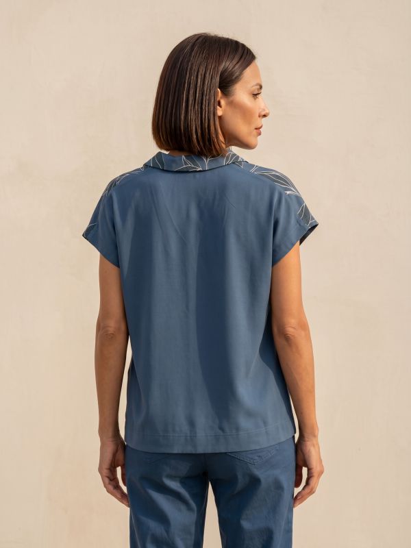 טישרט עם צוורון מודפסת