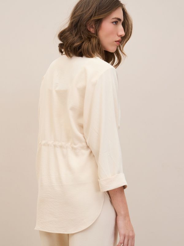 עליונית אוברסייז מכופתרת ושרוך במותן