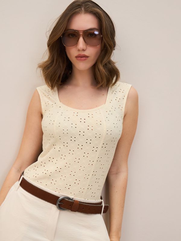 גופייה לייקרה רקמה מחוררת