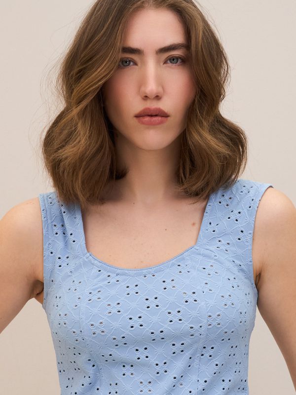 גופייה לייקרה רקמה מחוררת