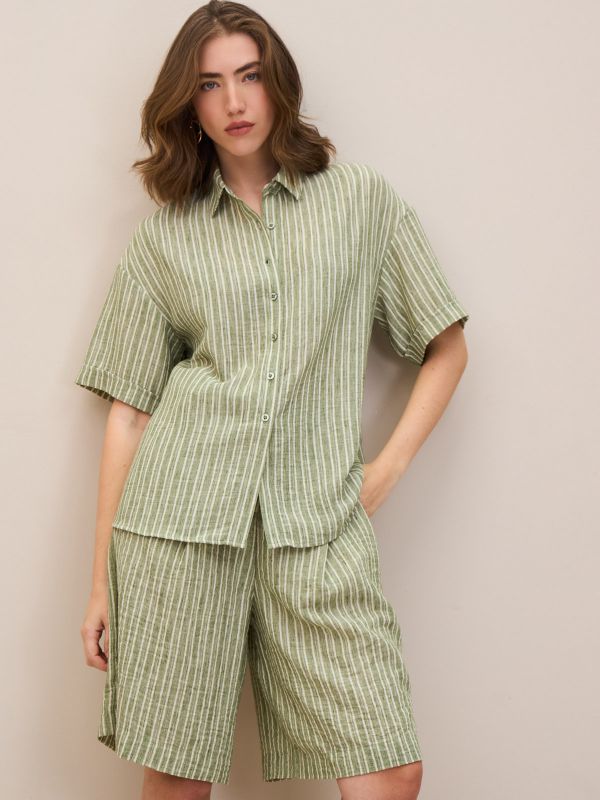 חולצה ריזורט פסים מכופתרת