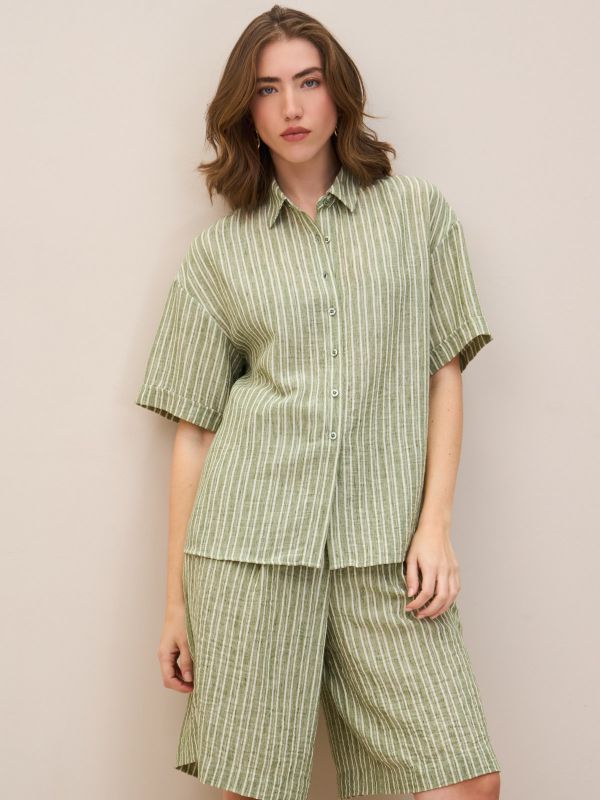 חולצה ריזורט פסים מכופתרת