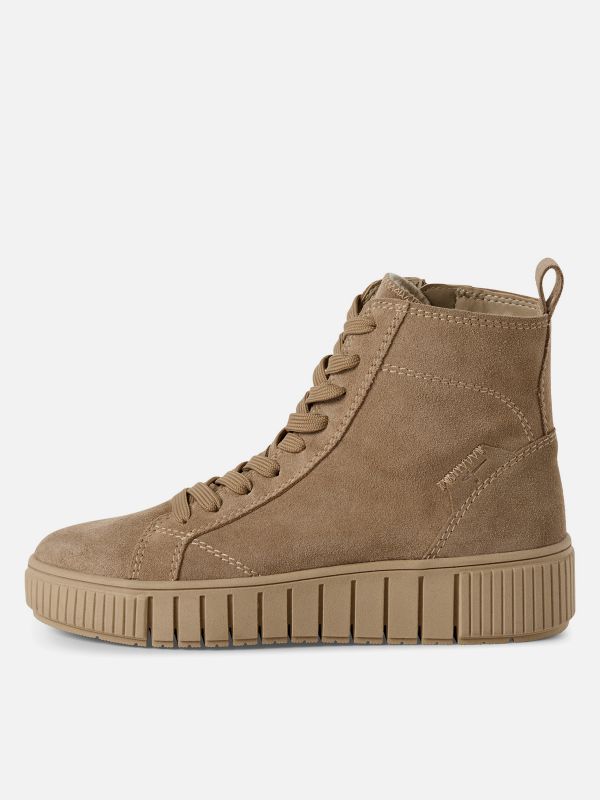 מגפון עור אופנתי בצבע בז’ אופנתי עם תיפורים מעוצבים. סוליה רחבה ומדרס נשלף. תמריס TAMAIS