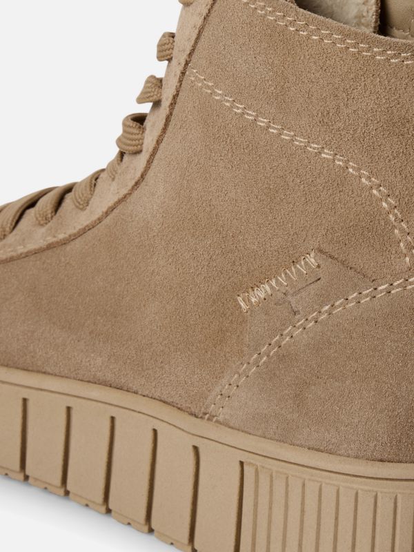 מגפון עור אופנתי בצבע בז’ אופנתי עם תיפורים מעוצבים. סוליה רחבה ומדרס נשלף. תמריס TAMAIS