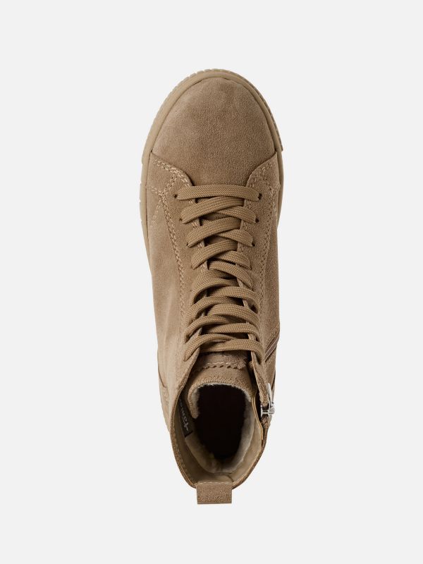 מגפון עור אופנתי בצבע בז’ אופנתי עם תיפורים מעוצבים. סוליה רחבה ומדרס נשלף. תמריס TAMAIS