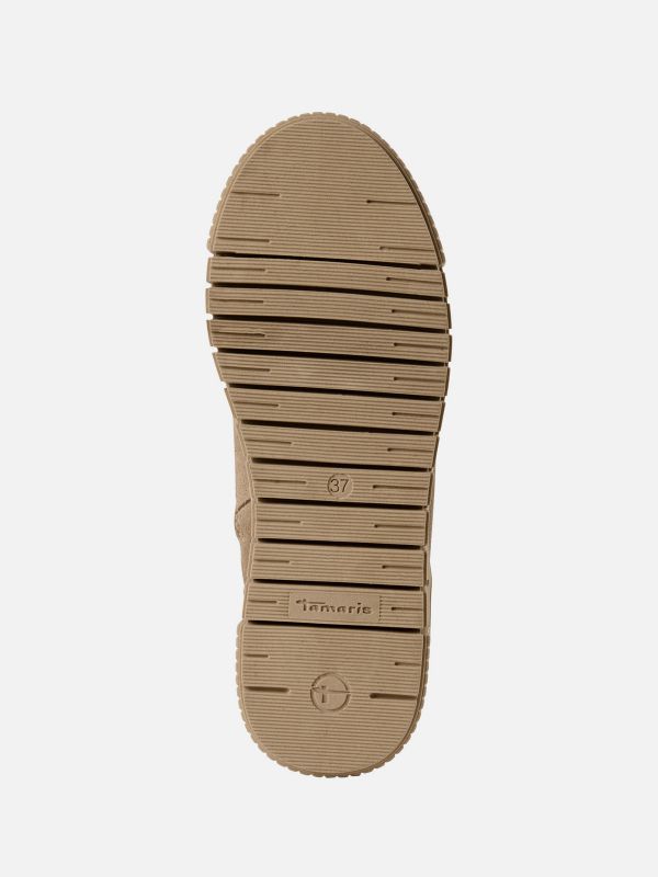 מגפון עור אופנתי בצבע בז’ אופנתי עם תיפורים מעוצבים. סוליה רחבה ומדרס נשלף. תמריס TAMAIS