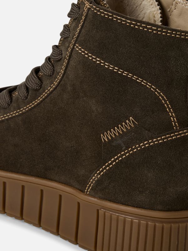 מגפון עור אופנתי בצבע בז’ אופנתי עם תיפורים מעוצבים. סוליה רחבה ומדרס נשלף. תמריס TAMAIS