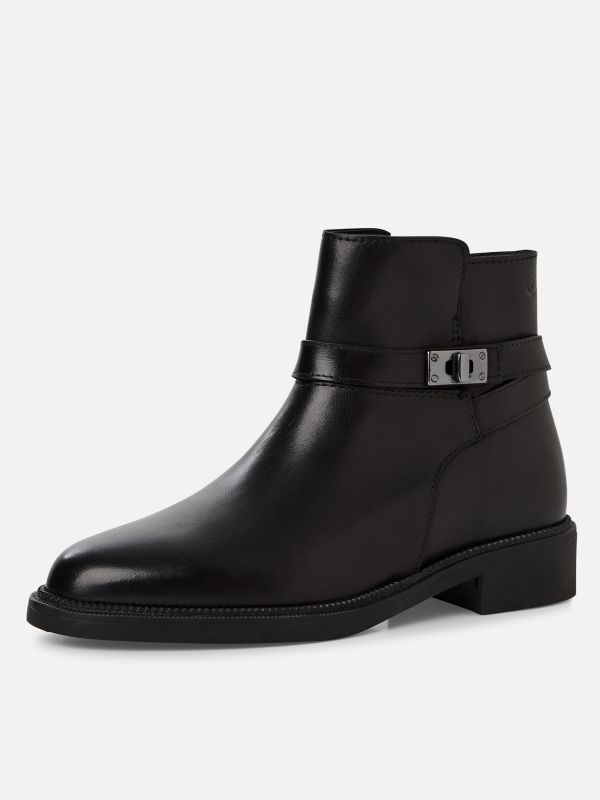 מגפון עור מעוצב עם רצועת עור ועיטור מתכת. רוכסן צד. שחור. תמריס TAMARIS