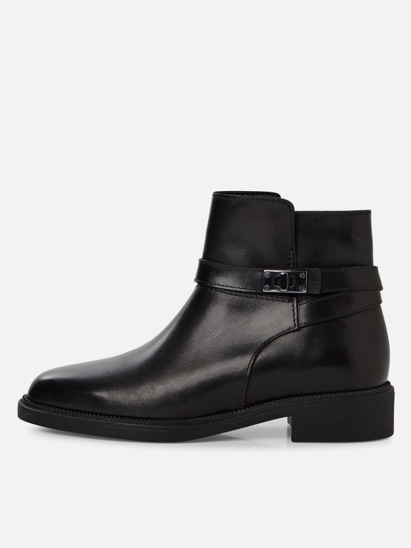 מגפון עור מעוצב עם רצועת עור ועיטור מתכת. רוכסן צד. שחור. תמריס TAMARIS