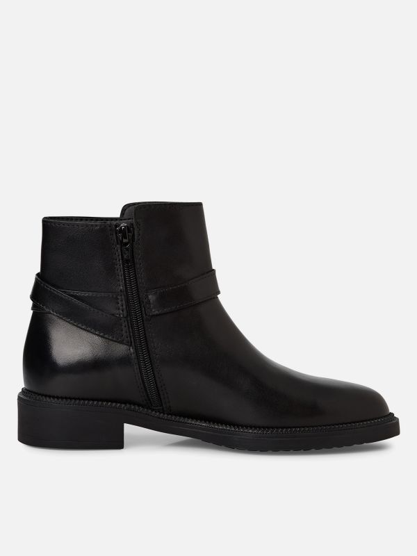 מגפון עור מעוצב עם רצועת עור ועיטור מתכת. רוכסן צד. שחור. תמריס TAMARIS