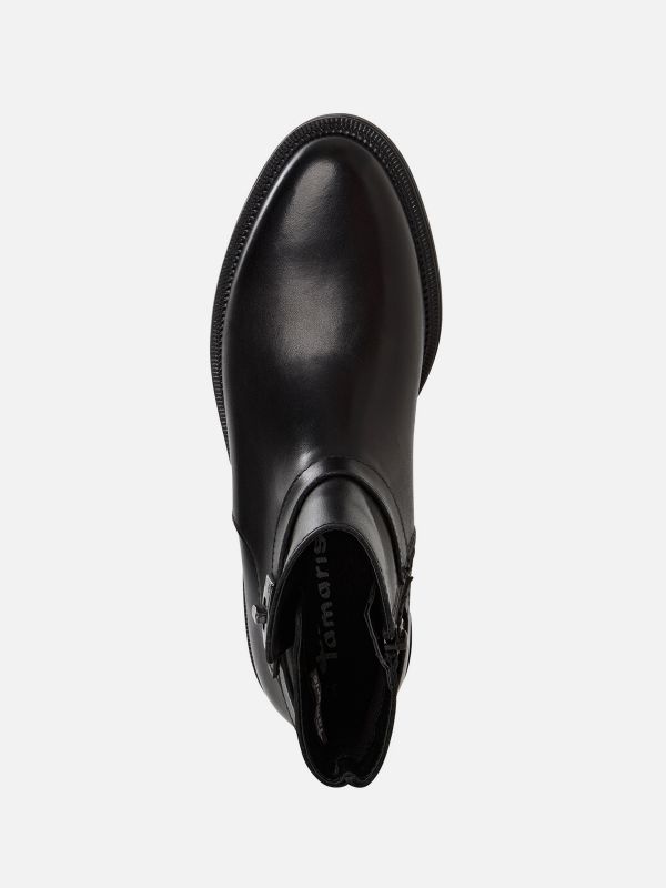 מגפון עור מעוצב עם רצועת עור ועיטור מתכת. רוכסן צד. שחור. תמריס TAMARIS