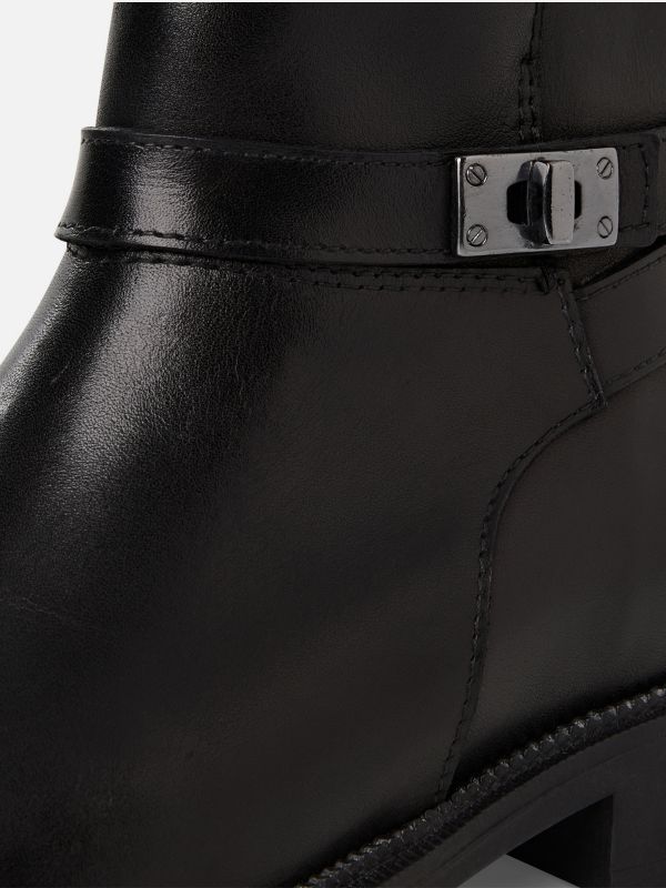 מגפון עור מעוצב עם רצועת עור ועיטור מתכת. רוכסן צד. שחור. תמריס TAMARIS