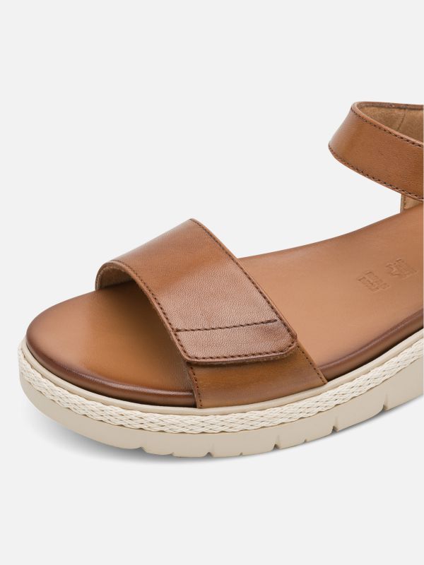 סנדל עור עם מדרס מרופד נשלף, סגירת סקוצ’. תמריס TAMARIS.