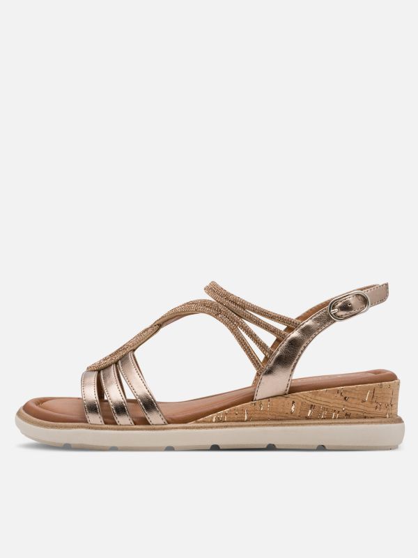 סנדל בעיצוב אלגנטי עדין. צבע ברונזה זוהר. מדרס נוחות. תמריס TAMARIS.