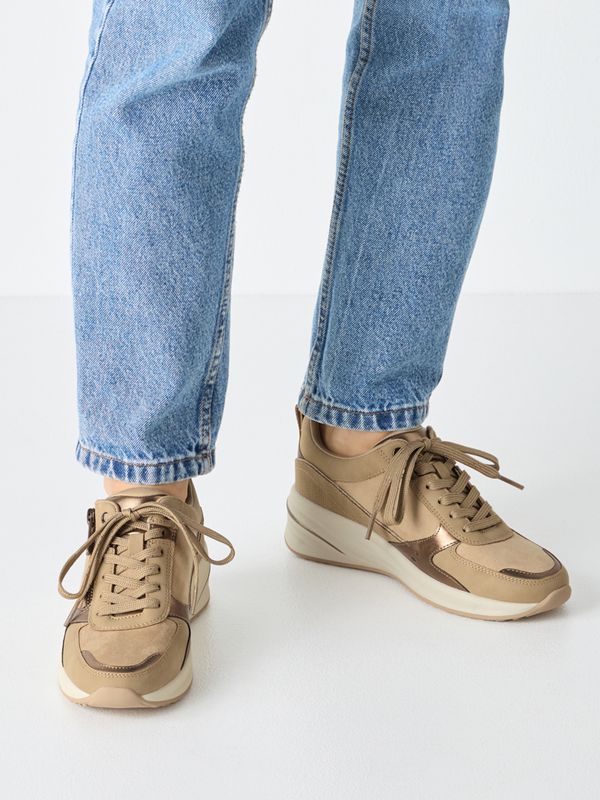 סניקרס צבע אבן בעיטור זהב. עם סוליה מוגבהת ורוכסן צד. תמריס TAMARIS.